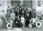 1970
Gruppenfoto des Vorstands vor der Friedrichsburg, Hauptmann Hermann Von-Eiff