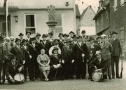 1967
Gruppenfoto des Vorstands vor dem Engelsbrunnen, Hauptmann Karl Kreicker