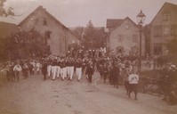 1906
Umzug am heutigen Place d' Elancourt mit Blick in die August-Krieger-Straße