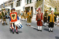 11.05.1986: Anlässlich der 1200-Jahrfeier der Stadt Laubach lief der Vorstand mit Hauptmann Klaus Bias (vorne Mitte) der Ausschußgesellschaft im Umzug mit. 