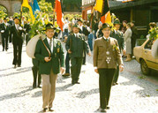 1986: Hammelschütze aus 1985 Otto Desch läuft im Umzug mit.